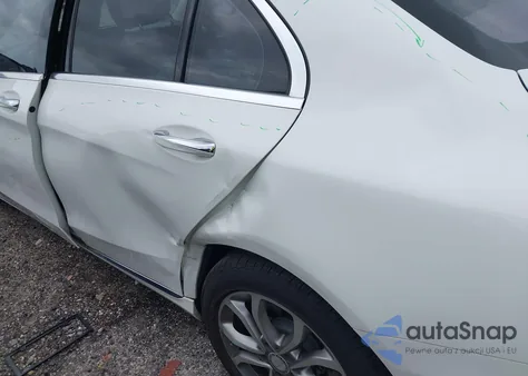 2015 Mercedes-Benz C 300 4Matic z USA, uszkodzony, nr VIN 55SWF4KB1FU081467